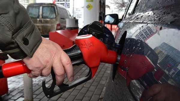 Сколько в литрах: на алтайскую зарплату можно купить почти вдвое меньше бензина чем в среднем по России
