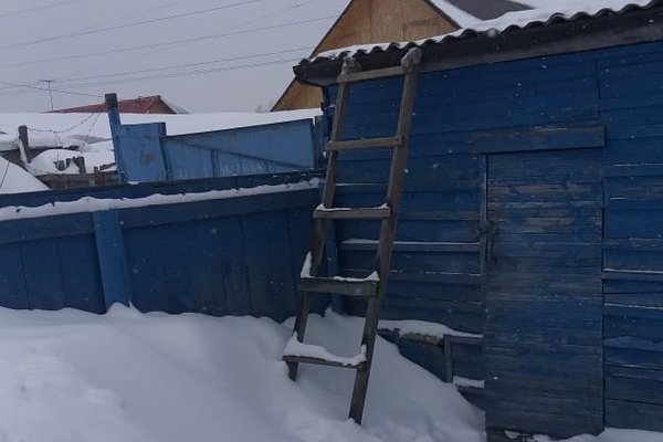 Барнаулец выходит из своего дома через крышу из-за конфликта с соседями