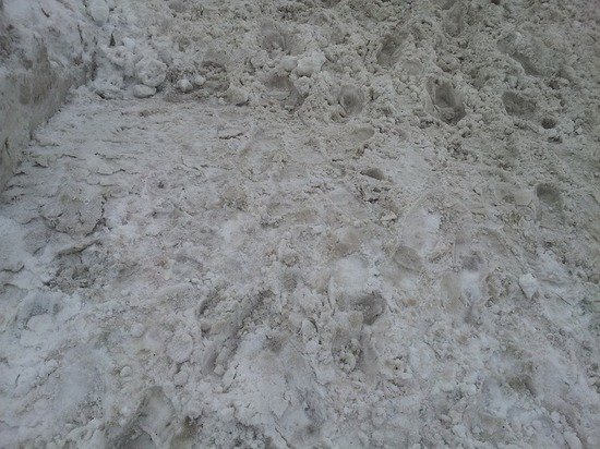 Неизвестные сгрузили грязный снег в барнаульском парке «Изумрудный»