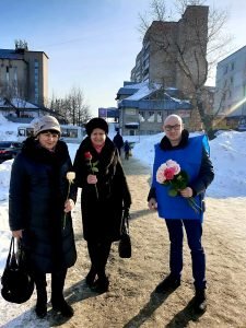 Активисты ЛДПР в Бийске раздавали розы в День всех влюбленных