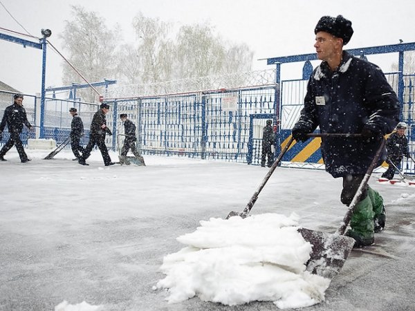 Заключённые помогут убирать снег с барнаульских улиц