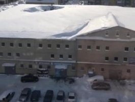 В Барнауле под тяжестью снега провалилась крыша кооперативного гаража