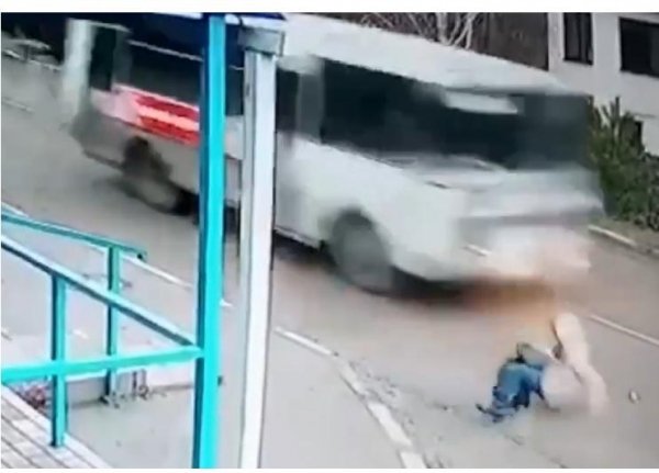 На волосок от смерти: шокирующие кадры падения девушки в сантиметрах от колёс автобуса