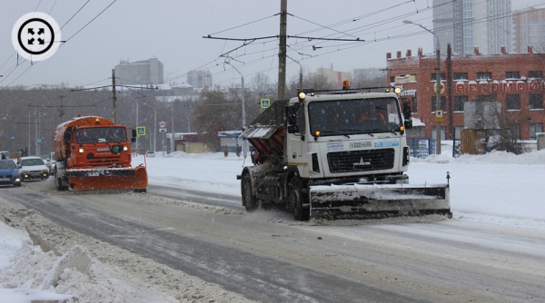Фото: дорожники продолжают вывозить снег с барнаульских улиц