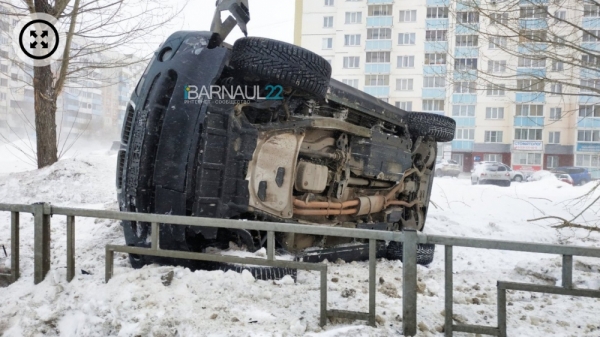 Фото: автомобиль перевернулся набок в результате ДТП в Барнауле