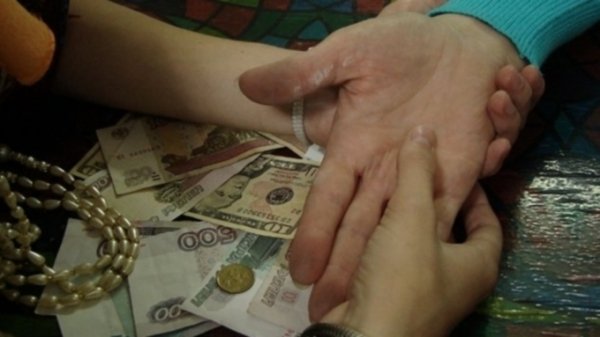 Женщина, прикинувшаяся ясновидящей, украла 600 тысяч у барнаульской пенсионерки