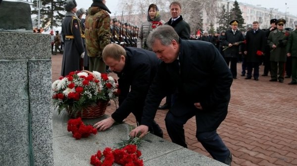 Первые лица Алтайского края возложили цветы к Мемориалу Славы в Барнауле