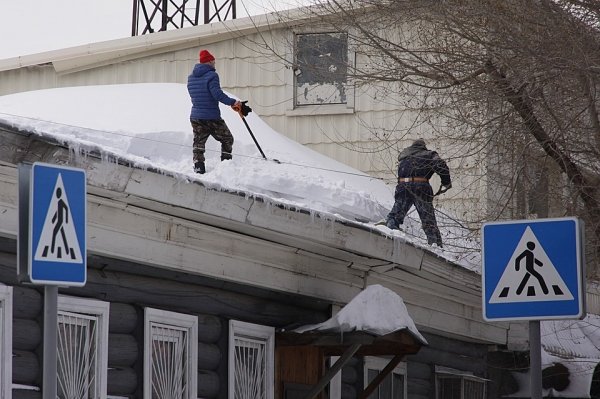 Чуть не прибило: в Барнауле падают снежные глыбы и светофоры