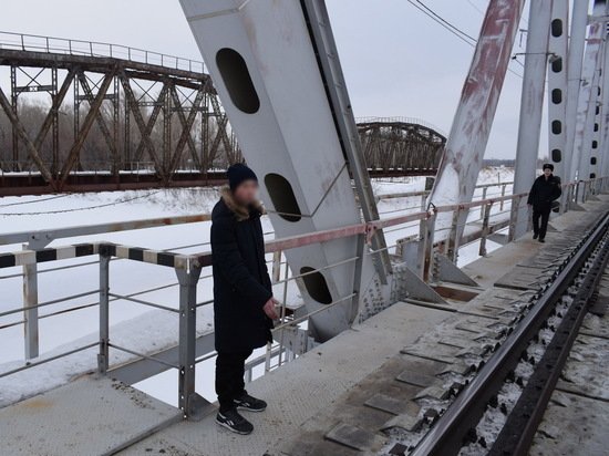 Жители Алтайского края сбросили с моста девушку