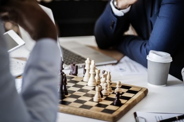 Экс-глава алтайского села осужден за незаконную продажу шахматного клуба