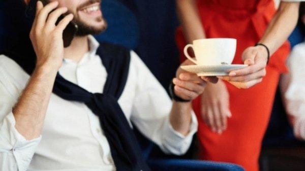 Стюардесса рассказала, чем опасны кофе и чай в самолете