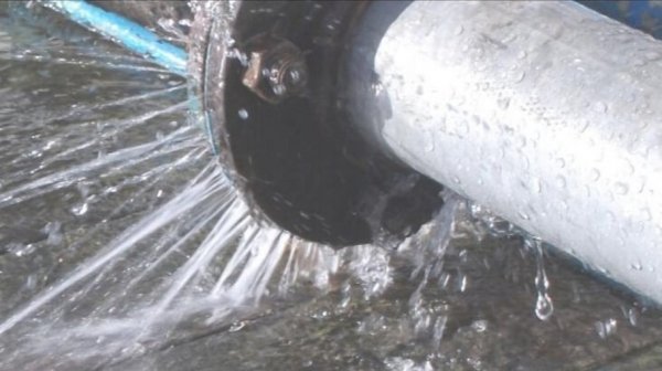 Барнаульский водоканал устраняет повреждение водопровода на улице Димитрова