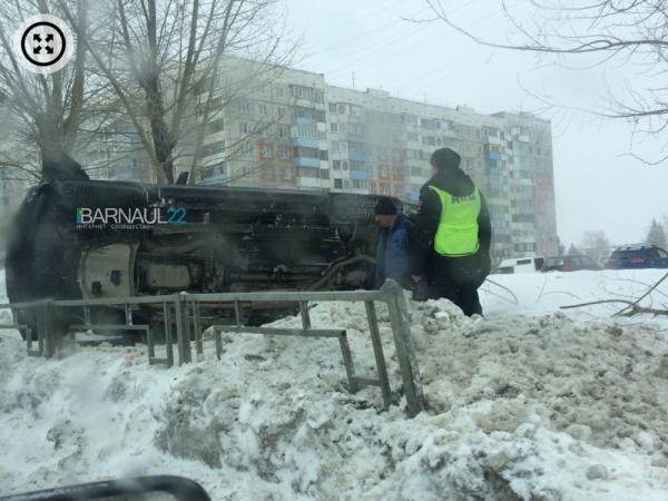 Фото: автомобиль перевернулся набок в результате ДТП в Барнауле