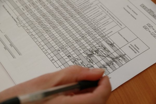 Без шпаргалок и телефонов. Как министр с депутатами сдавали госэкзамен в Барнауле