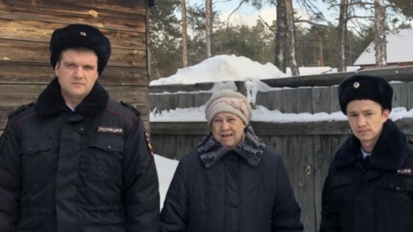 Алтайские полицейские спасли пенсионерку, которая почти шесть часов провела в снегу