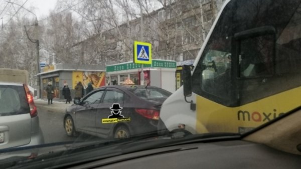 Маршрутка врезалась в учебный автомобиль в Барнауле