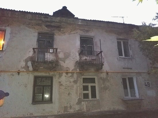 Власти Барнаула экстренно расселяют людей из аварийного дома с трещинами