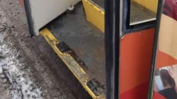 Очевидцы: пенсионерку зажало в дверях троллейбуса и протащило по дороге в Рубцовске