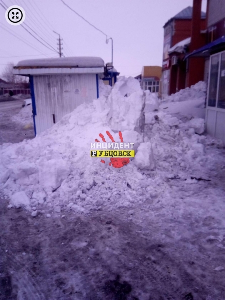 Снежная лавина сошла с крыши магазина на пожилую жительницу Алтайского края
