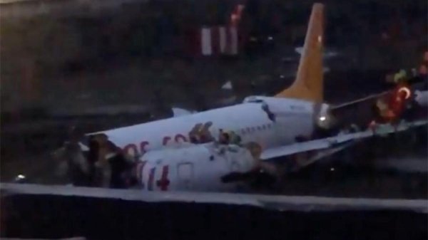 Появилось видео жесткой посадки самолета в Стамбуле