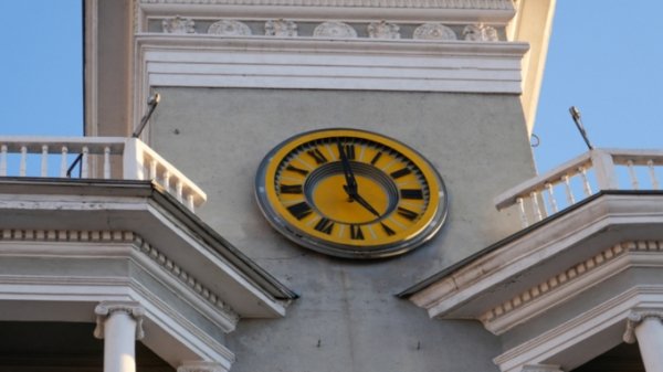 Главные часы Барнаула на два раза покрасят и очистят от пыли