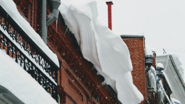 Падающий снег с крыш барнаульских домов рвет электропровода