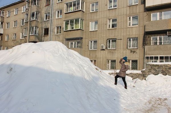 Снег сошел с кровли в Барнауле и повредил лавки