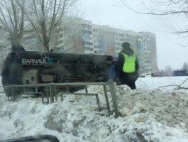В Барнауле BMW вылетел на остановку и перевернулся (фото)