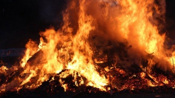 Спасенный из пожара алтайский пенсионер скончался по дороге в больницу. Видео