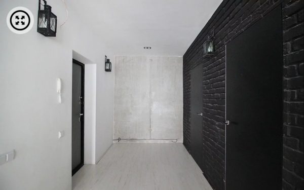Чёрно-белую двухэтажную квартиру продают в Барнауле