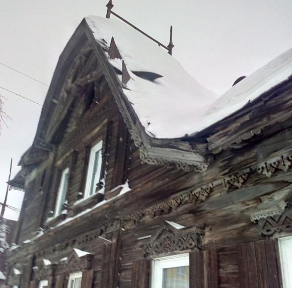 В Барнауле разрушается уникальный памятник деревянного зодчества - Дом Лесневского