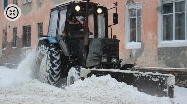 Фото: дорожники продолжают вывозить снег с барнаульских улиц