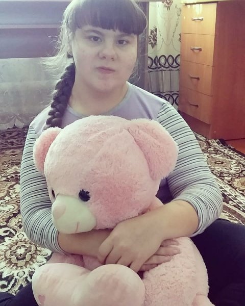 «Боится спать на спине»: мама девочки с ДЦП просит о помощи