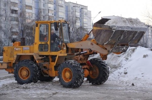 С новым снегом старыми силами: в Барнауле ни на день не прекращается уборка