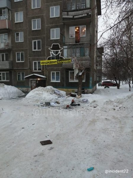 Сами не прыгнули: в Барнауле молодая пара понабросала с балкона