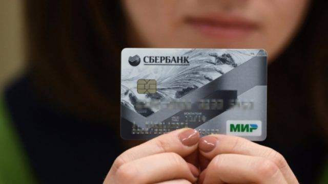 Сбербанк анонсировал услугу по снятию наличных на кассах магазинов для держателей карт других банков