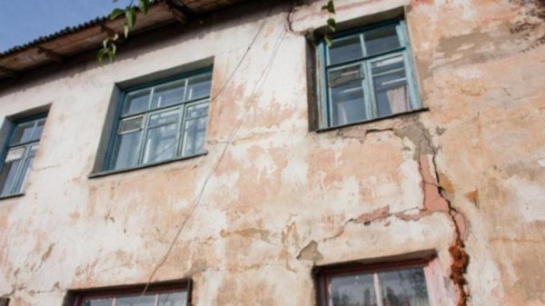 Жилец аварийного дома в Барнауле призывает властей решить проблему с переселением