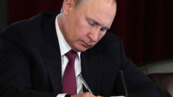 Путин отправил в отставку четырех генералов МВД и МЧС