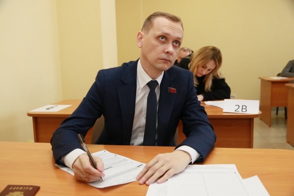 Без шпаргалок и телефонов. Как министр с депутатами сдавали госэкзамен в Барнауле