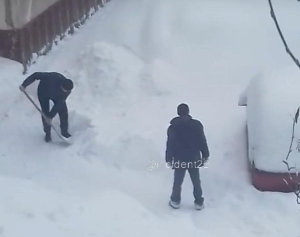 Не справляющиеся со снегом два десятка УК Барнаула предупреждены прокуратурой