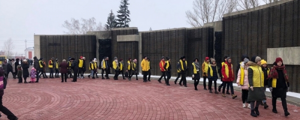 В Барнауле 23 февраля возложили цветы к Мемориалу Славы