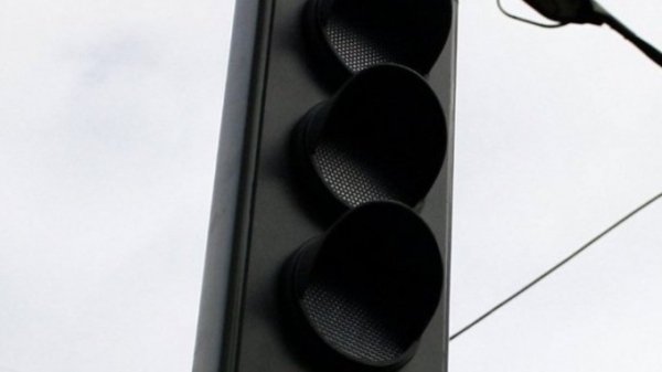 Отключенный светофор стал причиной пробки на оживленном барнаульском перекрестке