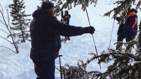 Пропавший охотник погиб под лавиной в горах Алтая