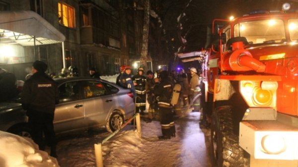 В Барнауле 24 человека эвакуировали при пожаре в многоэтажке