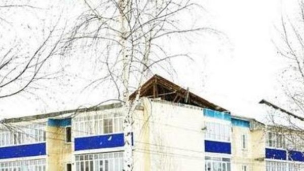 Администрация Алтайского района помогает жильцам дома, в котором рухнула крыша
