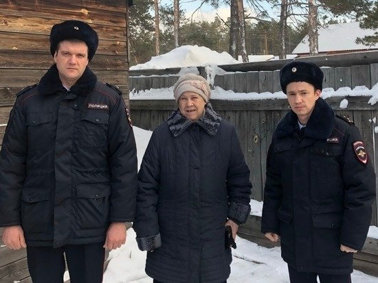 Транспортные полицейские спасли пенсионерку из зимнего леса на Алтае