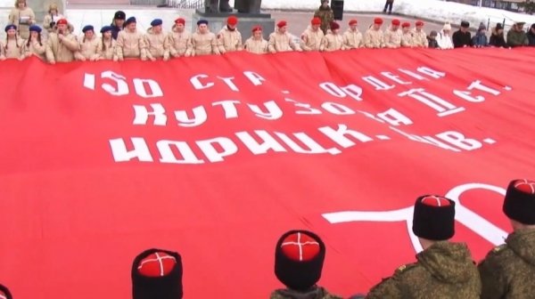Масштабную копию Знамени Победы развернули на одноименной барнаульской площади