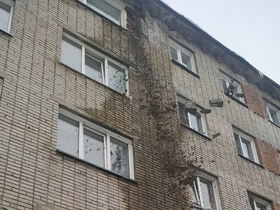 Мэрия Бийска прокомментировала разрушение фасада на многоэтажке