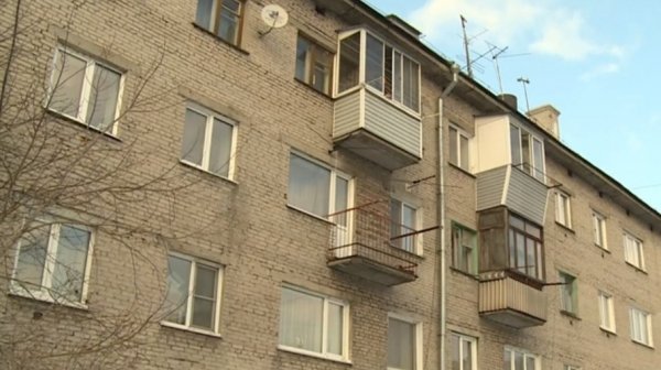 Жителей многоэтажки в Барнауле заставляют убрать остекление на балконах