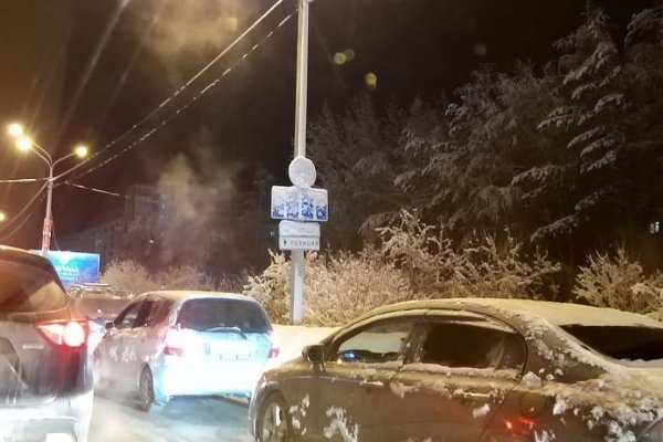 Барнаульцы жалуются на залепленные снегом дорожные знаки. Что делать?
